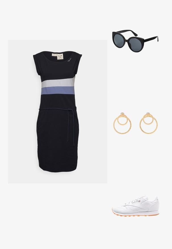 Ragwear TARAYA - Jerseykleid - navy; Weiße Leder-Laufschuhe mit strukturierter Oberfläche, gummierter oranger Laufsohle und Reebok-Logo an der Seite und auf der Zunge. Standard Schnürverschluss.; Schwarze übergroße Sonnenbrille mit Katzenaugenform, dunkel getönten Gläsern und glänzendem Kunststoffrahmen. Verfügt über dicke Bügel für Unterstützung.; Ohrringe aus goldfarbenem Metall in Form von Creolen, die zwei miteinander verbundene Kreise mit strukturierter Oberfläche zeigen. Sie sind mit einer glatten, sicheren Befestigung entworfen.