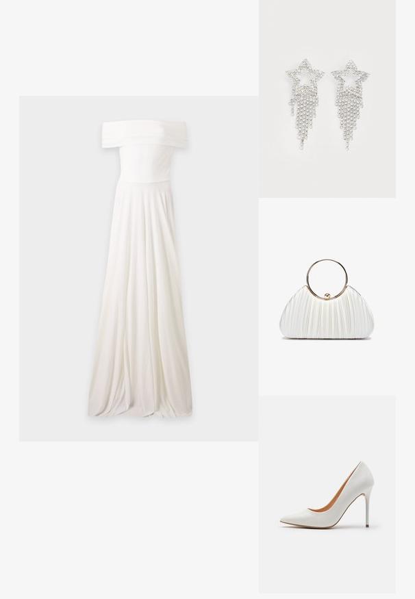 Robe longue blanche épaules dénudées avec corsage ajusté et jupe fluide sur fond clair uni.; Pompe à talon aigu en cuir verni blanc avec un bout pointu et une fine talon stiletto, présentant une texture lisse et un intérieur beige.; Sac à main plissé blanc avec une poignée circulaire en or, doté d'un tissu doux et d'une forme arrondie. Design élégant avec une finition texturée.; Boucles d'oreilles en strass en forme d'étoile avec des détails de franges en cascade, présentant une teinte argentée et une surface brillante et réfléchissante. Forme d'étoile avec un design complexe.