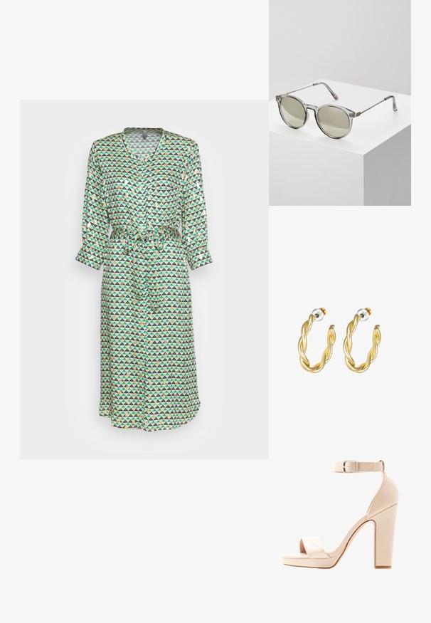 Robe longue à boutons, fabriquée dans un tissu avec un motif géométrique en triangles vert, bleu et beige. Comprend une ceinture à la taille et des manches retroussées.; Anna Field by Zalando Sandales - offwhite; Lunettes de soleil rondes avec des montures grises transparentes et des verres teintés en gris. Éléments en métal sur les branches et bras courbés pour la stabilité.; Paire de boucles d'oreilles créoles torsadées dorées avec fermoirs poussoirs argentés et dorés sur fond blanc.