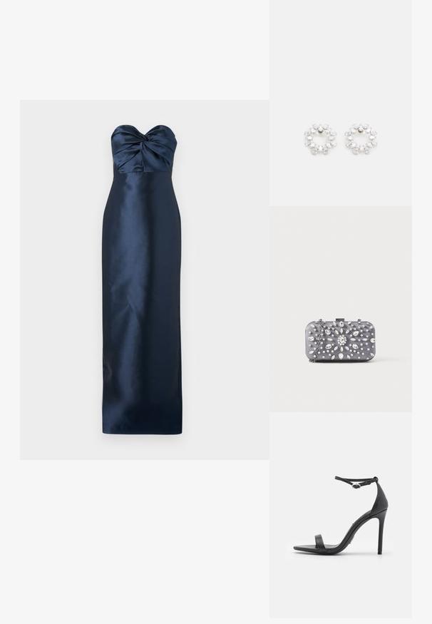 Robe sans manches bleu marine avec un corsage plissé et une texture satin lisse, silhouette ajustée et longueur jusqu'au sol.; Sandales noires à talons hauts avec un orteil ouvert, des fines lanières et une boucle à la cheville. Texture en cuir lisse avec un design de forme pointue.; Petit sac pochette rectangulaire gris foncé orné de strass clairs disposés en motif rayonnant, avec une bandoulière chaîne argentée.; Boucles d'oreilles circulaires en métal, ornées de plusieurs pierres transparentes et facettées disposées dans un motif étincelant. Incolores et réfléchissantes.