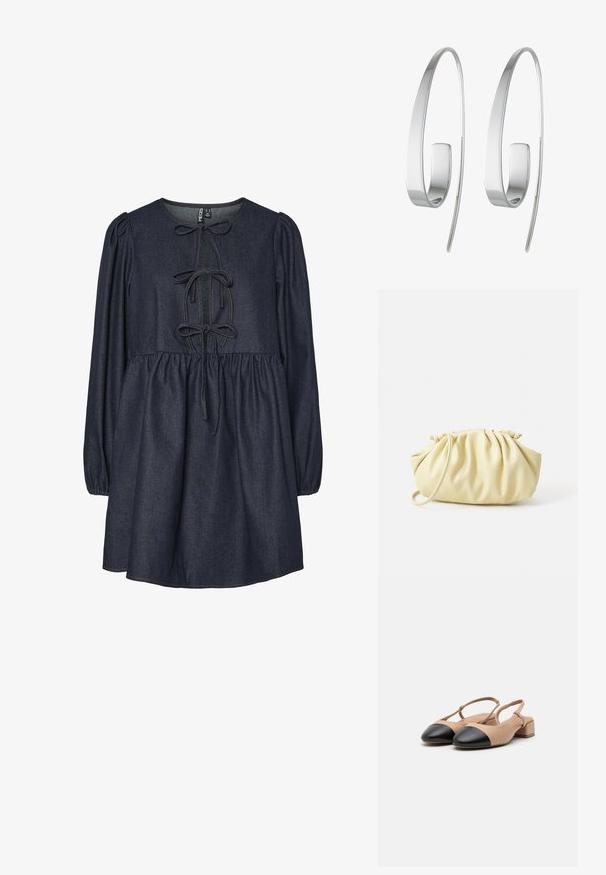 Robe en denim avec un col rond, des manches bouffantes longues et une taille cintrée avec des liens. Couleur bleu foncé avec des détails de couture contrastants.; Chaussures slingback en cuir beige avec un bout capuchon noir, un talon block et une sangle ajustable. Texture lisse et design minimaliste.; Sac à main plissé jaune en simili cuir lisse, arborant une forme douce avec une bandoulière unique et un design froncé sur le dessus.; Boucles d'oreilles en argent avec un design allongé et épuré. Fabriquées en métal poli, présentant une texture lisse et un style minimaliste.