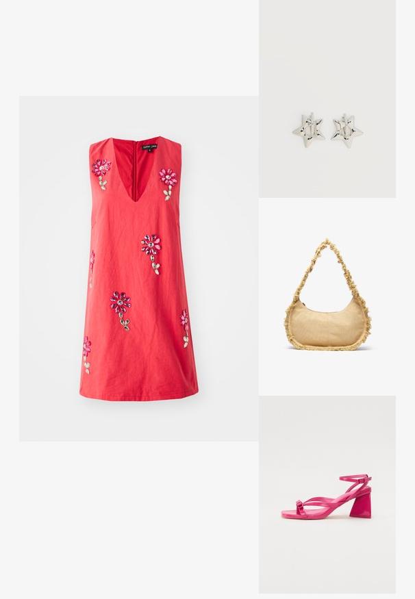 Vestido sin mangas en color coral con escote en V, adornado con aplicaciones de bordado floral en rosa y verde, y con cremallera trasera oculta.; Sandalias de tacón de charol rosa con punta cuadrada, tiras estrechas y un tacón geométrico cuadrado. Presenta un detalle de hebilla en la tira.; Bolso beige texturizado con forma redondeada, con un borde deshilachado a lo largo de los lados y una correa corta para llevar. Apertura con cremallera en la parte superior.; Pendientes de aro plateados en forma de estrella con un acabado liso y pulido sobre un fondo blanco liso.