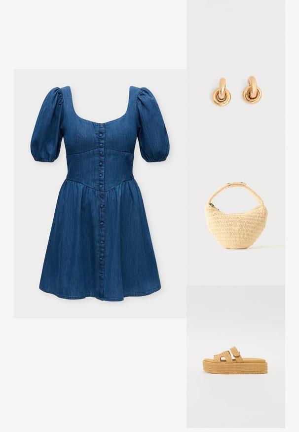 Kort blå denimkjole med puffede ærmer, firkantet halsudskæring og stofbetrukne knapper foran.; Steve Madden BIGMISSILE - Hjemmesko - beige; Beige vævet håndtaske med afrundet krop, lynlås, og en kort, tyk strop i en enkel, tekstureret hæklestil.; Par skinnende gyldne hoop-øreringe med tykke cirkulære led på en ensfarvet lys grå baggrund.