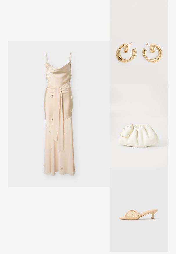 Lang beige satin kjole med tynde stropper, små stofblomsterapplikationer og et matchende taljebælte.; Beige åbne tå hæle mules med en glat mat finish, prydet med dekorative klare rhinsten arrangeret i et mønster på overdelen.; Hvid læderhåndtaske med en samlede design, forsynet med en guldkæde-strop og en rund form. Glat tekstur med bløde folder og ingen mønstre.; Par af skinnende gyldne dobbelt loop øreringe med stift-lukning på hvid baggrund.