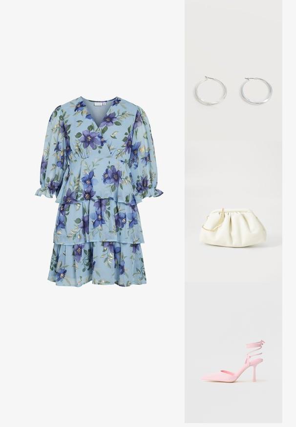 Vestido azul claro con estampado floral, flores moradas, hojas verdes, detalles dorados, falda de volantes, mangas largas abullonadas y escote en V tipo cruzado.; Zapatos de tacón alto rosas con punta afilada, acabado satinado y tira en el tobillo con detalles entrecruzados. Silueta elegante y tacón fino.; Bolso de mano de cuero blanco con un diseño recogido, cuenta con una cadena dorada y forma redondeada. Textura suave con pliegues suaves y sin patrones.; Pendientes de aro de metal plateado con superficie lisa y ligeramente curvada y cierre de tipo mosquetón sobre un fondo blanco liso.