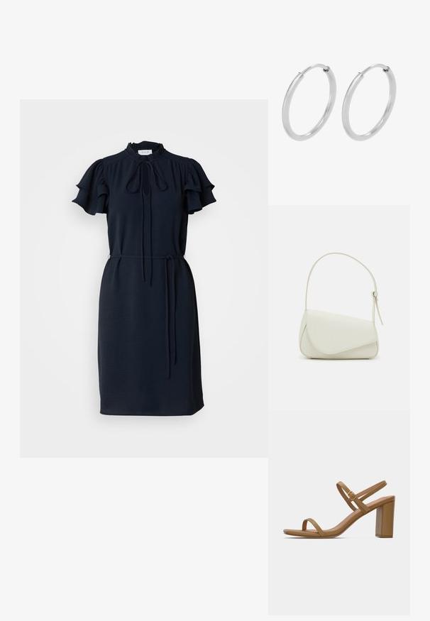 Vestido azul marino con mangas cortas con volantes, cuello alto con lazo y cintura ajustada. Hecho de una tela suave, presenta una silueta a la altura de la rodilla.; Sandalias de tacón de color marrón claro con dos correas delgadas y un tacón cuadrado. Material suave con un diseño minimalista y un pequeño detalle de hebilla dorada.; Bolso de mano de imitación cuero blanco con una forma triangular estructurada, correa ajustable única y cierre con solapa acentuada en curva.; Pendientes de aro de plata, forma circular, textura lisa y brillante, y ancho constante en toda su extensión. Diseño minimalista sin acentos adicionales.