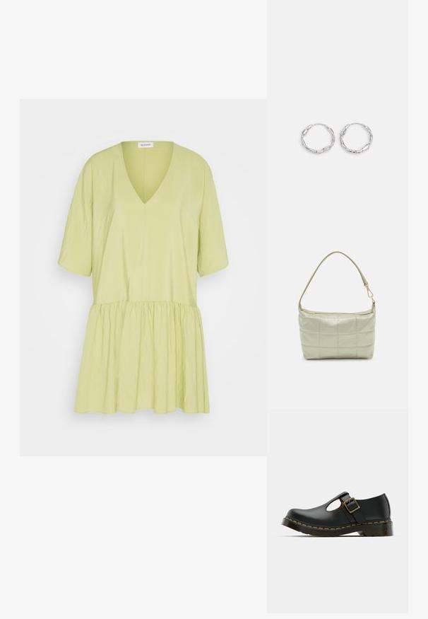 Weekday MINOU DRESS - Denné šaty - green; Čierna kožená topánka s okrúhlou špičkou, remienkom okolo členka a prackou, nízkym podpätkom a žltým prešitím pozdĺž podrážky. Hladký povrch po celom obvode.; Polstrovaná zelená ramenná taška s mäkkou textúrou, obdĺžnikovým tvarom, jedným popruhom a zlatou zipsovou uzáverou. Obsahuje prešívaný vzor.; Strieborné kruhové náušnice s vlnitou, nepravidelnou textúrou. Majú tenký, kruhový tvar a reflektujúci povrch.