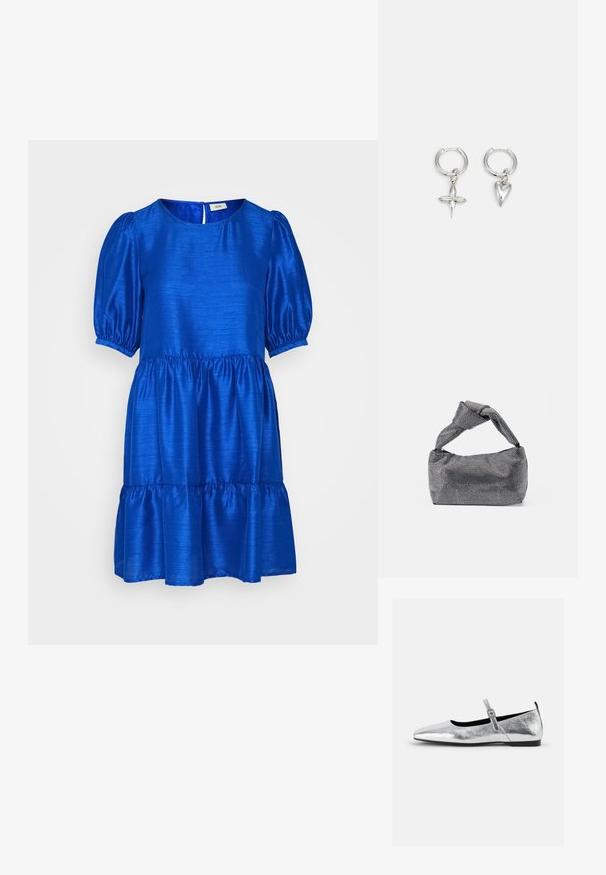 JDY JDYMIDA PRETTY DRESS - Denné šaty - surf the web; Strieborné metalické baleríny s špicatou špičkou, remienkom okolo členka s nastaviteľnou prackou, textúrovaným povrchom a minimálnou čiernou podrážkou.; Čierna a strieborná kabelka s textúrovaným povrchom so vzorom diamantov, s uzlovou rukoväťou a štruktúrovaným tvarom.; Strieborné kruhové náušnice s príveskom v tvare kríža a srdca. Hladký, lesklý povrch s lešteným dokončením. Každý prívesok visí na bezpečnej slučke.