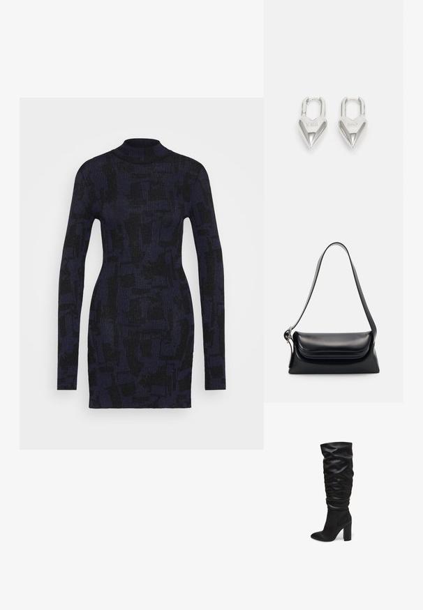 Robe en maille avec un col montant et des manches longues. Présente un motif abstrait texturé en bleu foncé et noir avec une légère brillance.; Bottes noires montantes en cuir texturé avec un design froncé et un bout pointu, dotées d'un talon block chunky.; Sac à main en cuir noir avec une forme structurée, une texture lisse et une seule bandoulière. Présente un design de rabat arrondi et subtil.; Cadenas en forme de cœur en argent avec les inscriptions gravées "OUI" et "NON", finition polie, design symétrique et un robuste fermoir en métal.