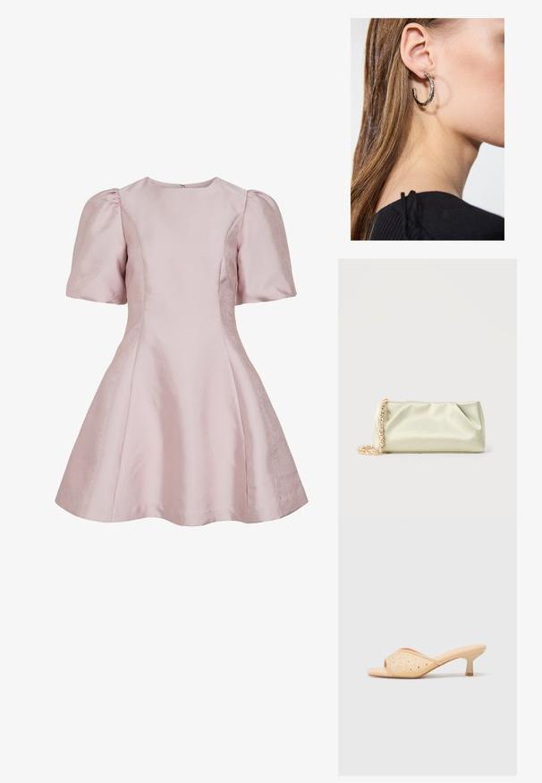 Robe courte en satin rose clair avec manches courtes bouffantes et taille cintrée s'évasant en jupe trapèze.; Mules à talons ouverts beige avec une finition matte lisse, ornés de strass transparents disposés en motif sur le dessus.; Pochette en satin vert clair avec une bandoulière chaîne en or et cristaux, forme rectangulaire avec des plis doux sur un fond uni.; Boucle d'oreille en argent avec une finition polie, présentant de petits détails en or et de forme ronde, portée sur le lobe.