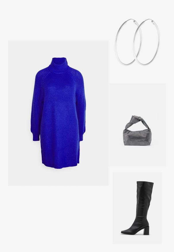 Pull en col roulé tricoté d'un bleu éclatant, avec une coupe décontractée, une texture côtelée, et des fentes sur les côtés pour plus de confort.; RAID BLICK - Bottes - black; Sac à main noir et argent avec une surface texturée affichant un motif en diamant, une anse nouée et une forme structurée.; Boucles d'oreilles en argent, de forme ronde lisse et finition polie. Les deux boucles d'oreilles sont de la même taille et disposent d'un mécanisme de fermeture sécurisé.