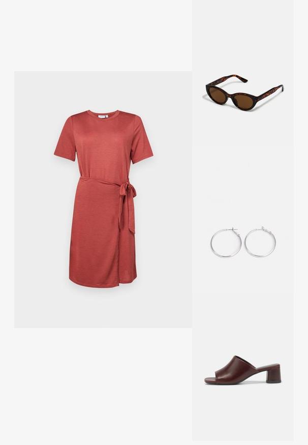 Ein rostfarbendes Kleid aus weichem Stoff, mit kurzen Ärmeln, einem runden Ausschnitt, einem Gürtel in der Taille und einem knielangen Design.; Dunkelburgunderfarbene, offene Sandalen aus glattem Leder mit einem abgerundeten Design und einem stabilen Blockabsatz. Seitliche Ansicht gezeigt.; Braune Schildpatt-Sonnenbrille mit einer Vintage-Cat-Eye-Form und braunen Gläsern. Verfügt über gebogene Bügel mit roten Akzenten.; sweet deluxe EARRING - Ohrringe - silver-coloured