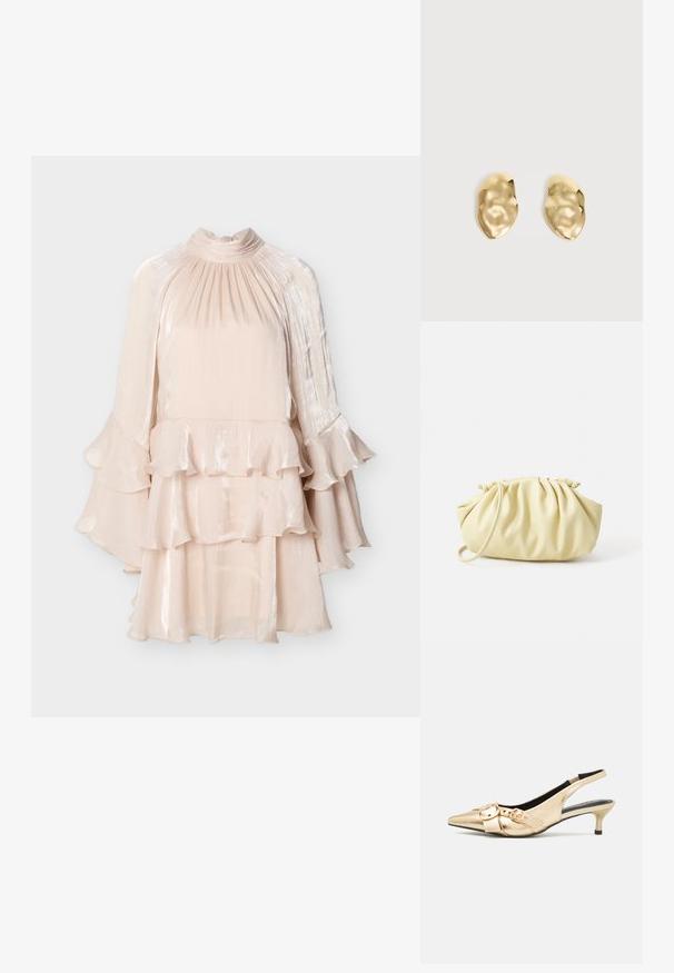 Lichtroze satijnen jurk met hoge hals, geplooide lijfje, gelaagde ruches op de rok en uitlopende klokmouwen.; Gouden leren slingback hakken met spitse neus, kleine kittenhak en twee gespaccenten op de vamp. Gladde textuur, strak ontwerp.; Geel geplooide handtas van soepel nepleer, met een zachte vorm, een enkele schouderriem en een verzameld ontwerp aan de bovenkant.; Een paar glanzende, onregelmatig gevormde gouden metalen oorbellen met een gekreukeld, glad oppervlak op een effen lichte achtergrond.