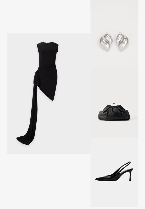 Schwarzes ärmelloses asymmetrisches Kleid mit gerafftem Detail an der linken Hüfte und langem fließendem Stoff, der von der Hüfte bis zum Boden reicht.; Schwarze Lackleder-Slingback-Pumps mit einer spitzen Zehenpartie, schlankem Design und schmalem Stiletto-Absatz. Glatte Textur, minimale Verzierungen.; Schwarze Leder-Clutch mit geraffter Textur, Metallverschluss und dezentem, auf der Vorderseite geprägtem Logo. Abgerundete Form.; Silberne Ohrringe mit einer organischen, abstrakten Form. Glatte, glänzende Oberfläche mit einem konischen Design. Mit dezenten Kurven und einem zentralen Linienelement.