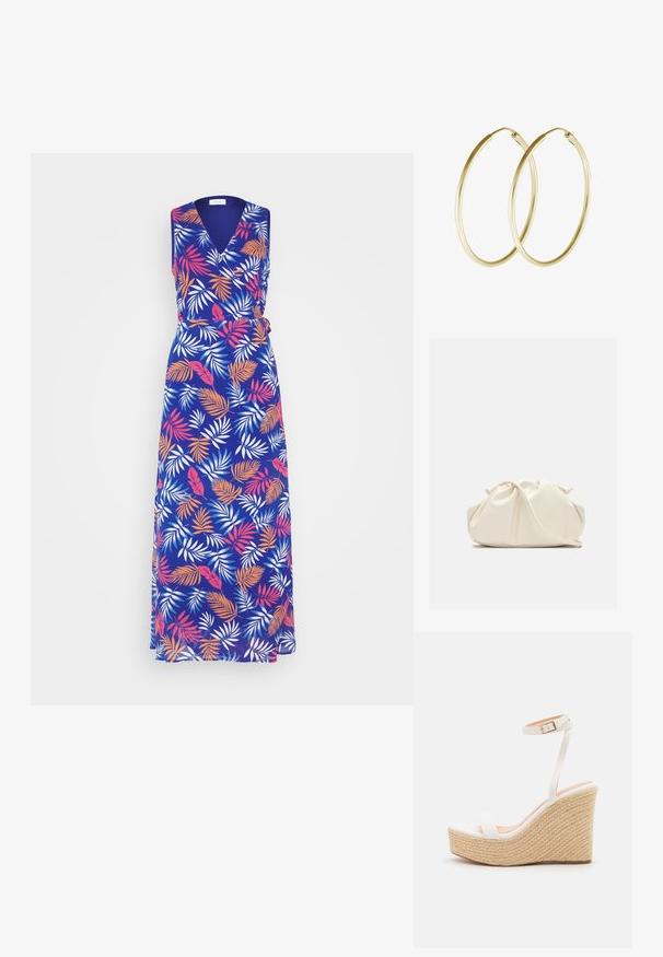 VILA VIURA WRAP DRESS - Maxi šaty - mazarine blue/multi; Biele wedge sandále s textúrovanou rope platformou, s tenkým pásikom okolo členka a hladkým, uzavretým dizajnom špičky.; Mäkká krémová kožená kabelka typu clutch so zošitým, nariaseným dizajnom a tenkým ramenným popruhom, ktorý je položený vpredu na jednofarebnom pozadí.; Zlaté kruhové náušnice s hladkým, zaobleným dizajnom a lesklým povrchom. Ľahká konštrukcia s bezpečným zapínaním.