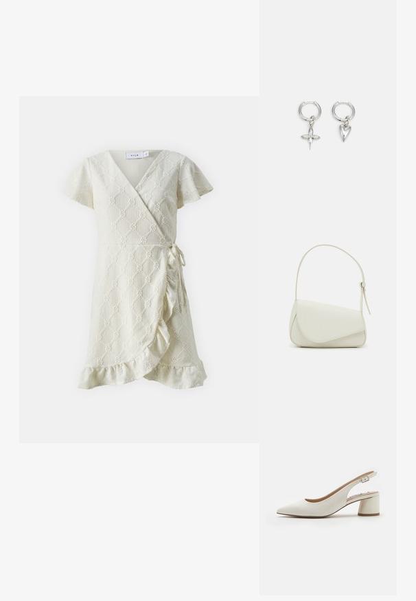 Vestido envolvente de un suave color beige claro, hecho de un tejido texturizado con un patrón de diamantes, mangas cortas con volantes, dobladillo con volantes y detalle de lazo en el lado.; Zapato de tacón destalonado de cuero blanco con punta afilada, tacón bloque de altura media y correa ajustable. Textura suave; diseño minimalista.; Bolso de mano de imitación cuero blanco con una forma triangular estructurada, correa ajustable única y cierre con solapa acentuada en curva.; Pendientes de aro de plata con un charm de cruz y corazón. Textura suave y brillante con un acabado pulido. Cada charm cuelga de un lazo seguro.