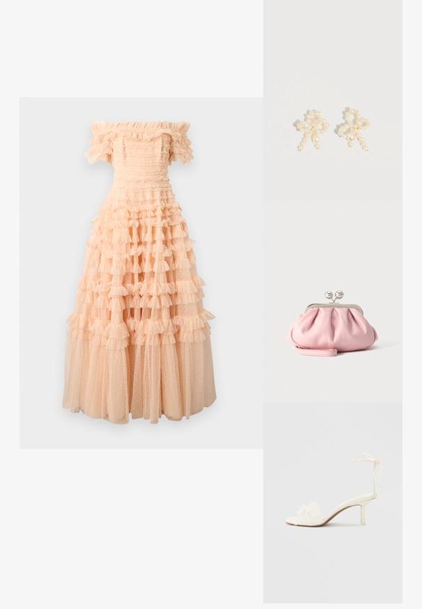 Robe pêche à épaules dénudées avec tulle volanté en couches, corsage ajusté, manches courtes, et jupe fluide à étages avec texture ponctuée.; Sandale blanche à talon haut avec lien à la cheville et détail floral en dentelle à l'avant sur un fond clair uni.; Petit sac pochette doux rose avec cadre métallique argenté et fermoir rond, reposant sur une surface plate et claire avec une bride de poignet repliée devant.; Boucles d'oreilles en perles avec un design délicat combinant des perles de petite et moyenne taille, de couleur crème, en forme de nœud.