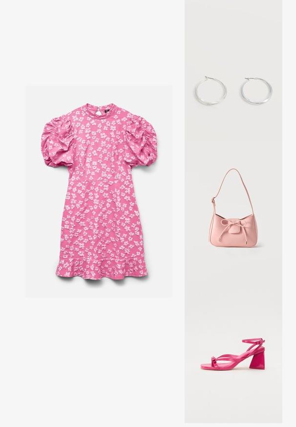 Rosa Kleid mit kurzen Puffärmeln, weißem Blumenmuster, hohem Kragen mit Knopf-Schlitz und gerafftem Saum.; Rosa Lackleder-Sandaletten mit Absatz, rechteckiger Zehenpartie, schmalen Riemen und geometrischem Blockabsatz. Mit einer Schnallenverzierung am Riemen.; Kleine Schultertasche in Pastellrosa mit verstellbarem Riemen und vorderem Schleifendetail mit goldfarbenen Enden vor einfarbigem Hintergrund.; Silberne Metallcreolen mit glatter, leicht gebogener Oberfläche und Klappverschluss vor schlicht weißem Hintergrund.