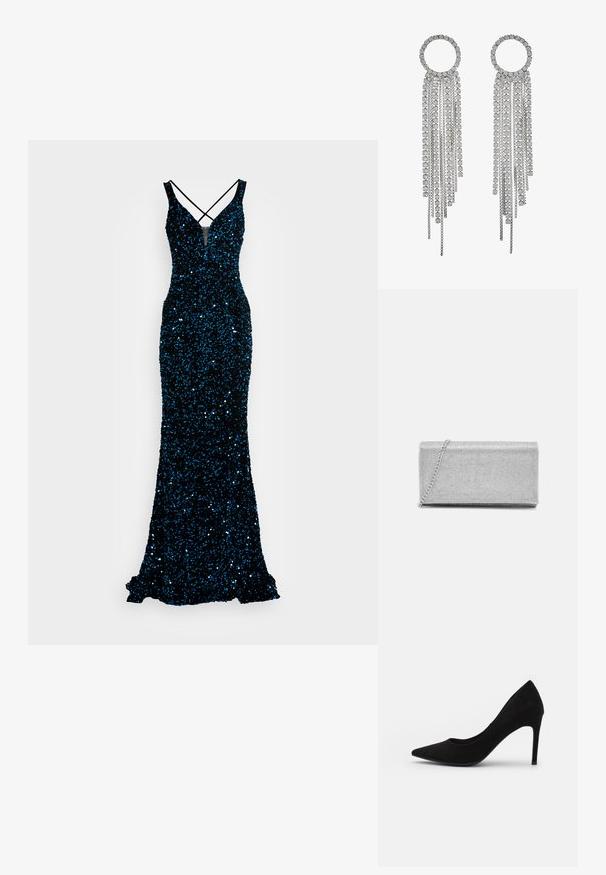 Un vestido de noche negro con lentejuelas, con una silueta ajustada, escote en V, tirantes cruzados y un dobladillo acampanado. La superficie texturizada brilla.; Zapato de tacón alto de ante negro con punta afilada, textura suave y tacón de aguja delgado. Diseño clásico con una silueta elegante.; Bolso de mano metálico plateado con diseño de malla trenzada, forma rectangular y una cadena para llevar. Textura suave y acabado pulido.; Pendientes en tono plateado que presentan una parte superior circular con cadenas en cascada y rhinestones de corte cuadrado, mostrando un diseño lineal de múltiples niveles.