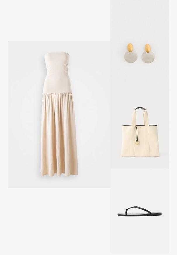 Beige strapless maxikleed met een aansluitend lijfje en een vloeiende, geplooide rok, gemaakt van zacht stof, met een gladde textuur over het hele oppervlak.; Zwarte teenslippers met een minimalistisch ontwerp, voorzien van dunne banden en een platte zool. Het materiaal lijkt op plastic met een gladde textuur.; Crèmekleurige canvas draagtas met brede bandjes, zwart afgewerkte handgreep en goudkleurige ringdetail aan de voorkant in het midden.; Gouden en zilveren metalen oorbellen met een ronde schijfbasis en een ovale bovenstuk, gladde textuur en gepolijste afwerking.