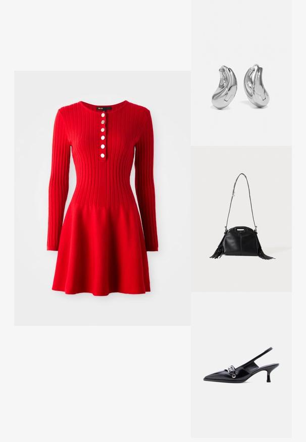 Robe en tricot côtelé rouge avec manches longues, corsage ajusté et jupe évasée. Présente un col rond et cinq boutons blancs à l'avant.; Chaussure à talon bas en cuir verni noir avec bride arrière, bout pointu et détail boucle argentée sur fond blanc uni.; Sac à main en cuir noir avec longue bandoulière, petite poignée supérieure et franges sur les deux côtés, présenté sur un fond uni.; Boucles d'oreilles en argent en forme de créoles avec une finition incurvée et brillante, et un design sans couture. Équipées d'une fermeture à charnière pour un port sécurisé.