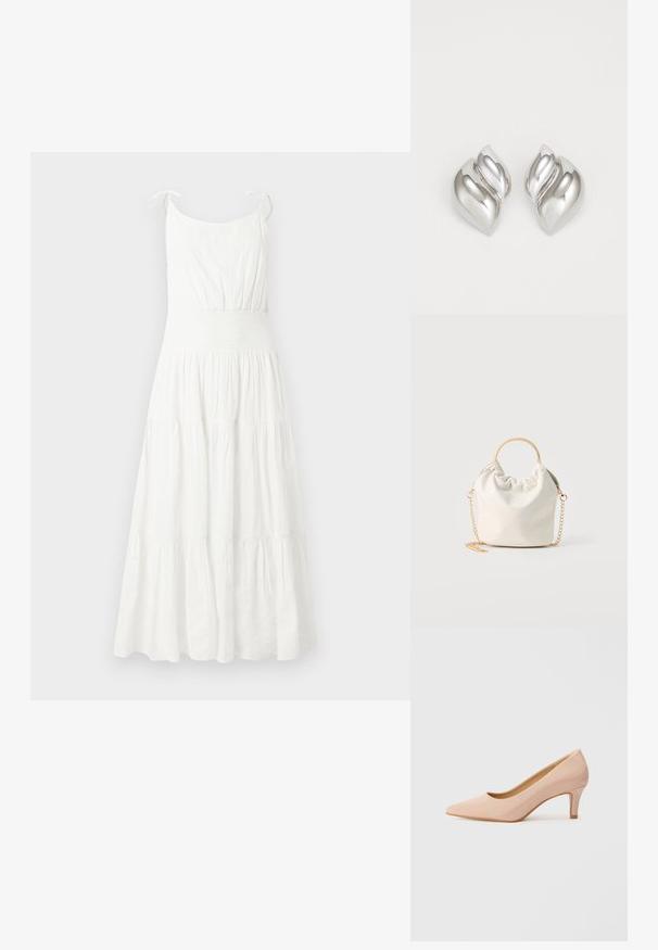 Weißes ärmelloses langes Kleid mit geraffter Taille und gestufter Rockpartie, ausgestattet mit dünnen Schulterträgern, die zu Schleifen gebunden sind.; Spitz zulaufender, lackierter rosa High Heel mit niedrigem Absatz, der eine glatte, glänzende Oberfläche und einen subtilen, offenen V-förmigen Schnitt an der Vorderseite aufweist.; Kleine weiße gewebte Handtasche mit rundem goldenem Griff und goldener Kettenriemen, auf neutralem Hintergrund präsentiert.; Silberne Ohrringe mit einer organischen, abstrakten Form. Glatte, glänzende Oberfläche mit einem konischen Design. Mit dezenten Kurven und einem zentralen Linienelement.