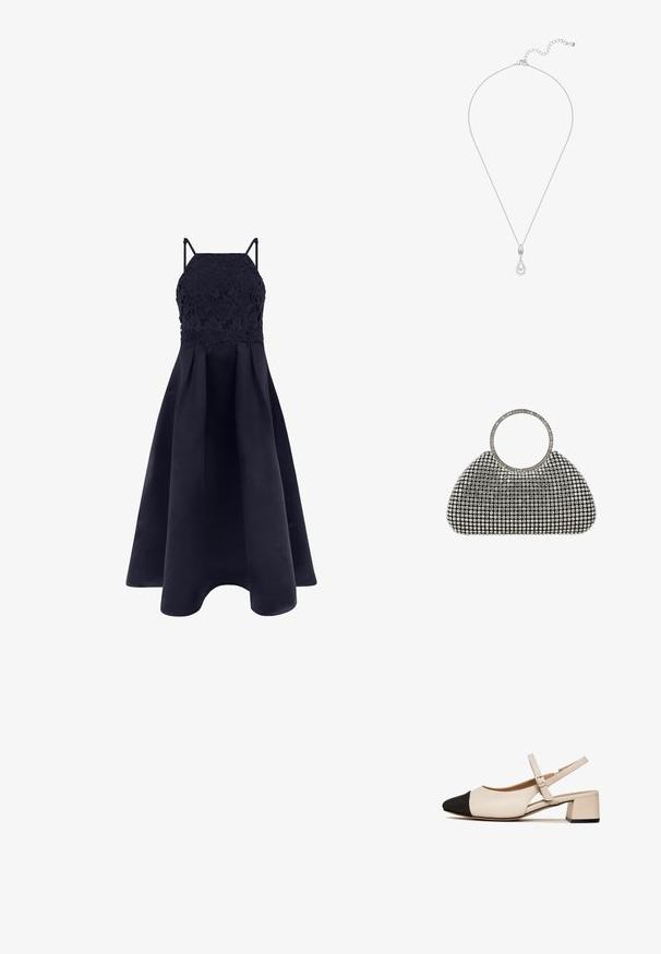 Marineblaues ärmelloses Kleid mit floraler Spitzen-Oberschicht, dünnen Trägern und ausgestelltem Rock mit Falten.; Beige Leder Slingback-Schuh mit schwarzem Zehenschutz, quadratischem Absatz und verstellbarem Knöchelriemen. Glatte Textur und minimalistischem Design.; Schwarze Abendtasche, bedeckt mit einem Gitter aus silbernen Strasssteinen und einem passenden runden Strassgriff vor weißem Hintergrund.; Silberne Kette mit einem einzigen tropfenförmigen weißen Perlenanhänger und verstellbarem Verschluss auf weißem Hintergrund.