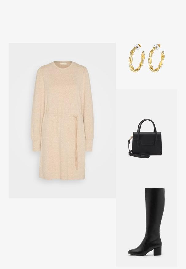 edc by Esprit Gebreide jurk - caramel; Knielange zwarte leren laarzen met een gladde textuur, ronde neus, zijpaneel en een chunky blokhak.; Zwarte gestructureerde handtas van leer met een bovenhandvat, een afneembare schouderriem en een voorflapdetail. Gouden hardwareaccenten.; Gouden gedraaide oorringen met een gladde afwerking, voorzien van een transparante achterkant en goudkleurige hardware.