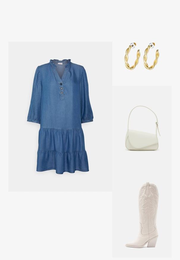 Denim jurk met een gerimpelde halslijn, driekwart mouwen, knoopsluiting en gelaagde zoom in een medium blauwe tint. Smooth textuur.; Witte leren cowboylaars met een spitse neus en een vierkante hak. Heeft ingewikkelde stikpatronen op de schacht en een soepele textuur.; Witte nepleren handtas met een gestructureerde driehoekige vorm, een enkele verstelbare schouderriem en een klep met ronde accenten.; Gouden gedraaide oorringen met een gladde afwerking, voorzien van een transparante achterkant en goudkleurige hardware.