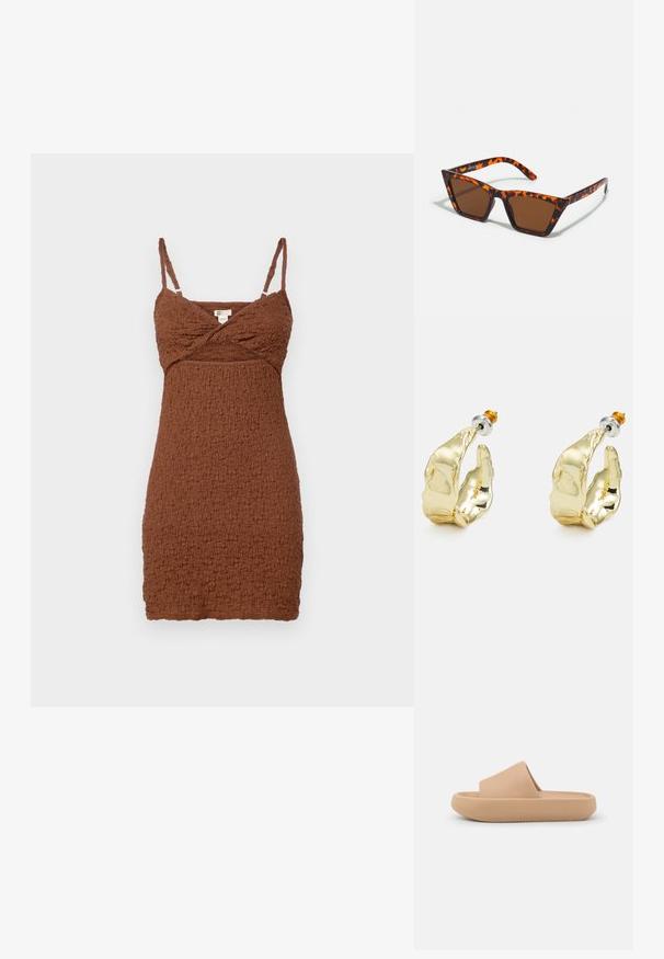 Brun, struktureret mini kjole med justerbare spaghetti stropper og en crossover-bodice. Lavet af krøllet materiale, med en tætsiddende silhuet.; Tan slidesandal med en tykk tekstureret rem og en rund sål. Har en glat overflade og en mønstret underside for bedre greb.; Brune tonede solbriller med et skildpadde-mønster, vinklede stel og slanke arme. Letvægts plastmateriale.; Guldtonede øreringe formet som abstrakte hænder, med en skinnende overflade, intrikate detaljer og en sølv- og guldfarvet post til sikker fastgørelse.