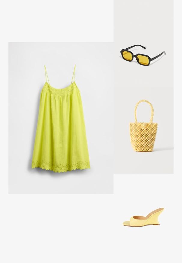 Robe caraco vert citron avec bretelles fines, tissu texturé, corsage élastique et ourlet en dentelle festonnée avec broderie florale.; Sandal en wedge jaune avec un design à bout ouvert, partie supérieure en cuir lisse, talon wedge courbé et une semelle intérieure texturée.; Lunettes de soleil rectangulaires noires avec des verres jaunes. Les caractéristiques incluent des montures épaisses et un design anguleux avec une finition lisse et brillante.; Petit sac à main style bocal fait de perles crème brillantes avec une anse en perles bouclée et une fermeture décorative avec un nœud de perles.