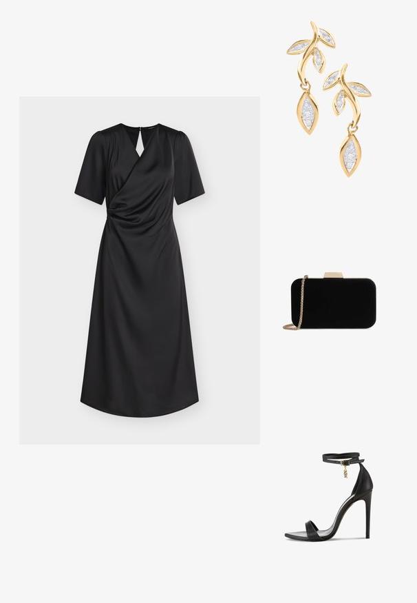Schwarzes Midikleid mit kurzen Ärmeln, Wickel-Oberteil, leichter Raffung in der Taille und rückseitigem Schlüsselloch mit Knopfverschluss.; Schwarze High-Heel-Sandale mit glattem Lederfinish, offener Zehenpartie, Knöchelriemen mit goldener Schnalle und einem dekorativen Charme.; Schwarze Samt-Clutch mit goldfarbener Hardware, rechteckiger Form und Kettenriemen, mit glatter Textur und ohne sichtbare Muster.; DIAMANT L'ÉTERNEL Ohrringe - gold coloured