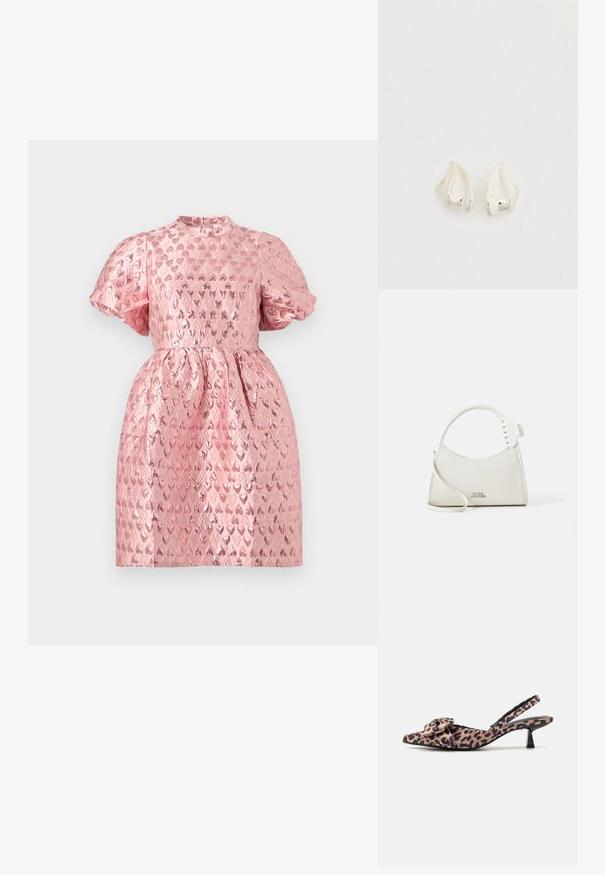 Pink kortærmet kjole med skinnende hjerteprint, høj krave, tilpasset talje og puffede ærmer, vist mod en ensfarvet baggrund.; Spidse slingback hæle i leopardprintet stof med en bue-accent, der har en lav sort hæl og glat tekstur.; Hvid læder håndtaske med en buet form, udsmykket med små hvide nitter langs håndtaget. Har en lang rem og prægede logo foran.; Øreringe i sølvfarve med en glat, organisk dråbeform. Poleret overflade med subtil kurvatur og uden synlige pynt.
