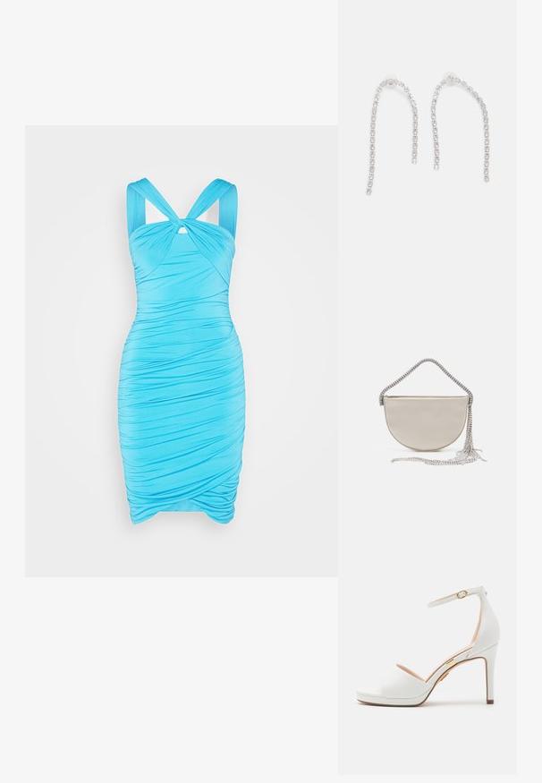 WAL G. RAGAN KNOT MINI - Jerseykjole - mediterranean blue; Hvid højhælet sandal med ankelrem og åben tå, med en tynd gylden spænde og en slank stiletthæl.; Halvmåne clutch taske i beige satin med en glitrende sølv kædestrop og frynse detaljer. Glat tekstur med minimalistisk design.; Sølvøreringe med hængende kæder, prydet med flere klare ædelsten arrangeret i et lineært mønster, der giver en glitrende effekt.