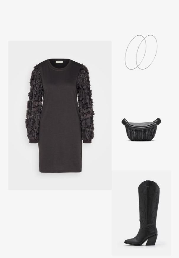 JDY JDYFAIRVIEW DRESS - Koktailové šaty/večierkové šaty - phantom; Čierne kožené kovbojské topánky s špicatou špičkou, zúženým stohovaným podpätkom a dekoratívnym prešívaním pozdĺž strán.; Čierna dámska kabelka s hladkým koženým vrchom a štruktúrovaným dnom pokrytým striebornými cvokmi, s uzatváraním na zips a dvojitými uchami.; Strieborné kruhové náušnice s minimalistickým dizajnom. Cirkulárny tvar, hladký povrch a tenký profil. Ľahké s lesklým povrchom.