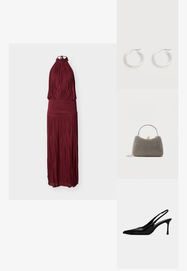 Mouwloze bordeauxrode maxi-jurk met halternek, geplooide stof en een aansluitende tailleband met ruches.; Zwarte gepatineerde leren slingback hak met een spitse teen, slank ontwerp en een smalle stiletto hak. Gladde textuur, minimale versieringen.; Kleine handtas met zilverkleurig rasterpatroon, gebogen handvat, grote parel sluiting en een dunne zilveren kettingriem op een effen achtergrond.; Een paar middelgrote glanzende zilveren oorringen met dunne metalen sluitingen op een lichte neutrale achtergrond.