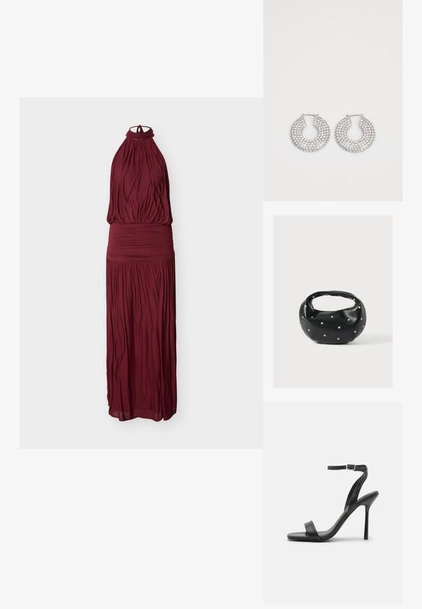 Ärmelloses Maxikleid in Burgunderrot mit Neckholder, gerafftem Stoff und tailliertem, gerafftem Taillenbund.; Schwarze High-Heels-Sandalen mit schlankem Knöchelriemen und zwei vorderen Riemen. Aus glattem Leder gefertigt, mit einer eleganten spitzen Zehenform und einem Stiletto-Absatz.; Schwarze Lederhandtasche mit abgerundeter Form, verziert mit silbernen Nietenakzenten und kurzem Griff. Glatte Struktur und Reißverschlussverschluss.; Silberne Creolen, verziert mit mehreren klaren Kristallverzierungselementen, mit einer strukturierten Oberfläche und einem offenen, kreisförmigen Design.