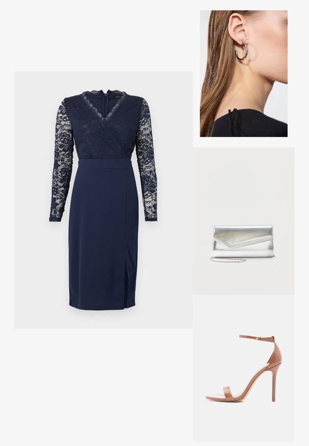 Robe midi bleu marine avec manches longues en dentelle, corsage en dentelle portefeuille, encolure en V, taille cintrée et fente latérale.; Sandales à talons en cuir verni nude avec une fine bride à la cheville, design à bout ouvert et talon aiguille. Texture lisse et style minimaliste.; Pochette argentée brillante avec rabat style enveloppe et garniture décorative, petite bandoulière chaîne argentée, sur fond clair uni.; Boucle d'oreille en argent avec une finition polie, présentant de petits détails en or et de forme ronde, portée sur le lobe.