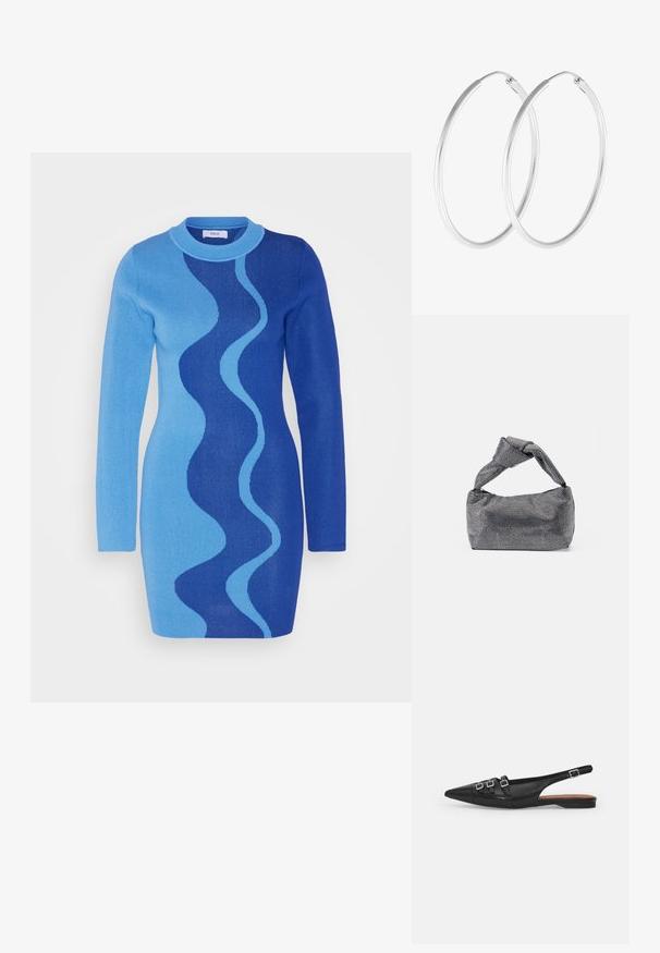 Envii IDA DRESS - Gebreide jurk - blue; Zwarte leren slingback ballerina met spitse neus, voorzien van twee horizontale bandjes en vierkante zilveren gespen, lage hak en een gladde textuur.; Zwarte en zilveren handtas met een gestructureerd oppervlak dat een diamanten patroon vertoont, een geknoopt handvat en een gestructureerde vorm.; Zilverkleurige oorringen met een gladde, ronde vorm en een gepolijste afwerking. Beide oorbellen zijn van dezelfde grootte en hebben een veilige sluitmechanisme.