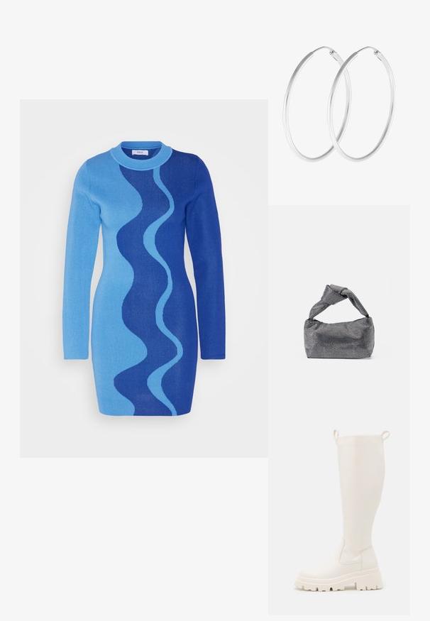 Envii IDA DRESS - Strickkleid - blue; Knöchelhohe weiße Gummistiefel mit einer robusten Sohle und elastischen seitlichen Einsätzen. Verfügt über Zuglaschen an der Oberseite für leichteres Anziehen. Glatte Textur.; Schwarz-silberne Handtasche mit einer strukturierten Oberfläche, die ein Diamantmuster aufweist, einem geknoteten Griff und einer strukturierten Form.; Silberfarbene Creolen mit einer glatten, runden Form und einer polierten Oberfläche. Beide Ohrringe haben die gleiche Größe und verfügen über einen sicheren Verschlussmechanismus.