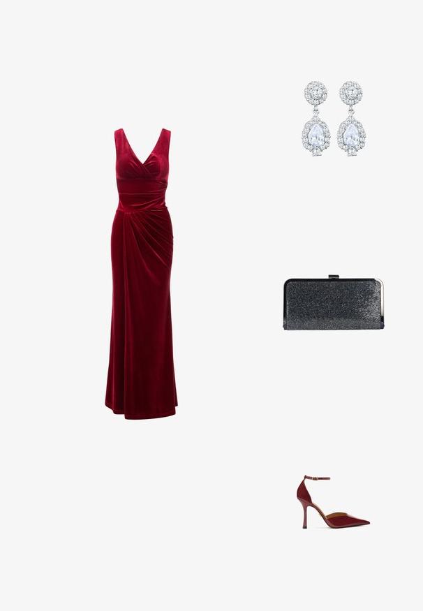 Langes rotes Samtkleid mit V-Ausschnitt, tailliertem Oberteil und drapiertem Rock mit diagonalen Falten. Glatte Textur und bodenlanger Schnitt.; Burgunderfarbene High Heels mit glänzender Oberfläche, spitz zulaufender Zehenpartie, einem Knöchelriemen mit goldener Schnalle und einem schlanken Stiletto-Absatz.; Rechteckige schwarze Clutch mit kleinen glänzenden Perlen bedeckt, silberner Metallrahmen und Verschluss oben.; Ohrringe in Silberfarbe mit einem runden Stecker im Pavé-Stil und einem tropfenförmigen Anhänger, der von kleineren Steinen umgeben ist, was einen funkelnden Effekt betont.