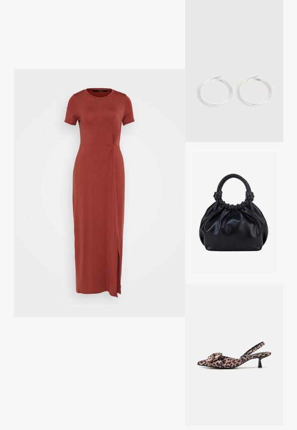 Rustfarvet maxikjole i blødt stof, med rund halsudskæring, korte ærmer og en sideslids med en snoet detalje i taljen.; Spidse slingback hæle i leopardprintet stof med en bue-accent, der har en lav sort hæl og glat tekstur.; Sort blød læderhåndtaske med samlet top og to tykke håndtag bundet i knuder mod en ensfarvet lys baggrund.; Par skinnende sølvøreringe med tynde trådlåse, vist på en lys grå baggrund.