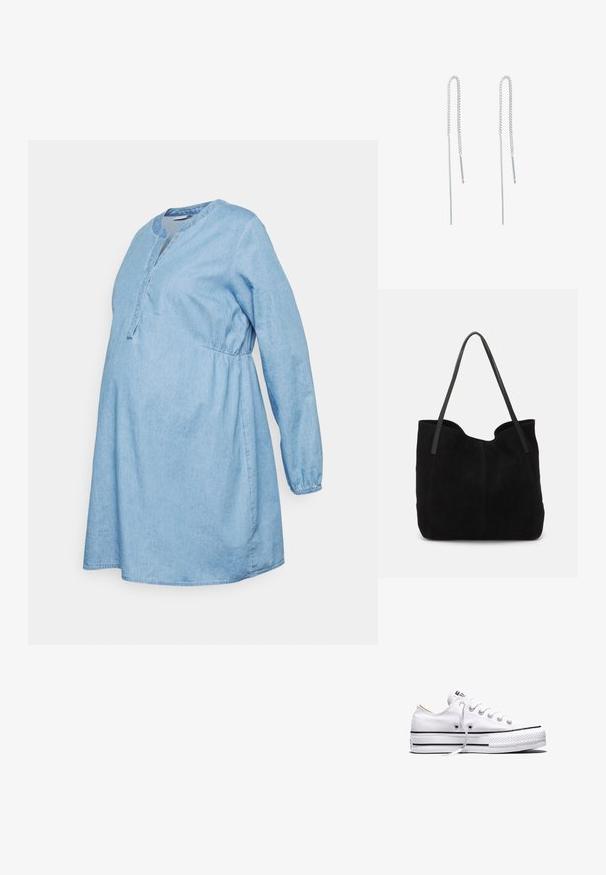 MAMALICIOUS MLCHASE LIA L/S WO TUNIC 2F - Denimkjoler - light blue; Hvid lavtop lærredssneakers med hvide snørebånd, sorte striber på sålen og gummieret tekstureret tåhætte, sidevendt på hvid baggrund.; Sort ruskinds totemed med to lange, flade læderremme. Har en buet topkant og synlige stikninger langs forsiden. Ingen hardware-dekorationer.; Sølv kædeøreringe med forlænget design, der har en delikat kæde og lige, tynde pendanter i enderne. Glat tekstur.