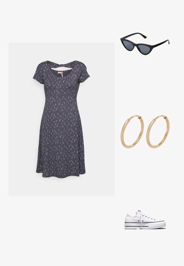Ragwear LUNNGO DRESS - Jerseykjole - indigo blue; Hvid lavtop lærredssneakers med hvide snørebånd, sorte striber på sålen og gummieret tekstureret tåhætte, sidevendt på hvid baggrund.; Sorte katteøje solbriller med mørkegrå linser, slankt plastisk stel, spidse hjørner og lige stænger. Ingen synlig hardware eller dekorationer.; Guldøreringe med en glat, poleret overflade. Rund form, mellemstor, med en sikker lukkemekanisme.