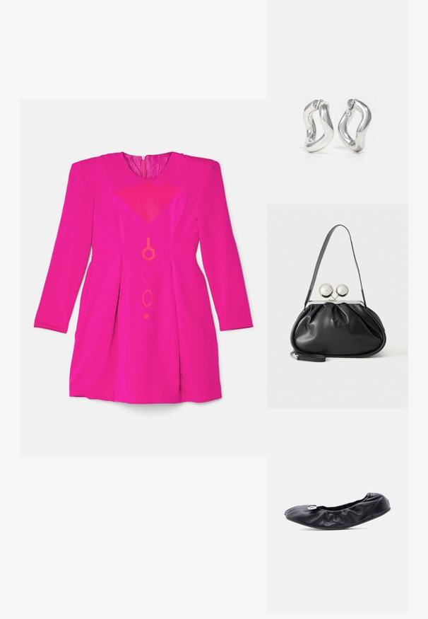 Joseph Ejiro LOOK - Robe de soirée - fuchsia pink; Chaussure plate en cuir noir avec un bout arrondi et un design froncé le long de l'ouverture. Présente un détail discret en métal argenté sur le devant.; Sac à main en cuir noir avec un design plissé, une sangle unique, un cadre métallique argenté et deux grandes fermoirs ronds en argent.; Boucles d'oreilles créoles argentées avec un design torsadé. Bords arrondis et finition brillante. Fermoirs ouverts pour un port facile. Texture lisse sur toute la surface.