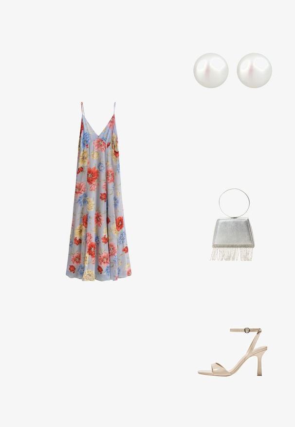Ærmeløs, lang kjole med V-hals og tynde stropper, med flerfarvet blomsterprint på en lyseblå baggrund.; Nude patentlæder højhælede sandaler med en tynd ankelrem og rund spænde, åben tå design og en slank stiletto hæl.; Sølvmetallic clutch taske med en tekstureret overflade, trekantet form og dekorativt frynse nederst. Inkluderer et rundt håndtag.; Runde, hvide perleøreringe med en glat, glansfuld overflade. Hver perle er cirka ens i størrelse og har en subtil lyserød nuance.