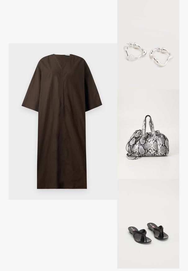 Brun langærmet midikjole med V-udskæring og løs, lige silhuet på en ensfarvet hvid baggrund.; Melissa QUANTUM THONG X DIESEL - Sandaler m/ tåsplit - black; Håndtaske med sort og hvid slidmønster, to håndtag, snøre lukning og aftagelig skulderrem. Glat tekstur.; Øreringe i sølvfarvet tone med uregelmæssig form og bagerste lukning med stift, placeret på en ensfarvet hvid overflade.