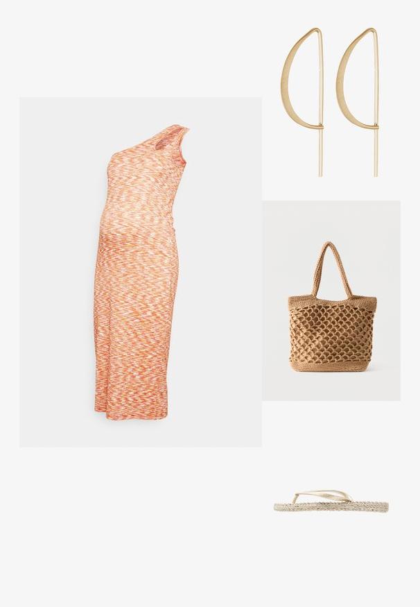 Vestido midi ajustado de un solo hombro en un patrón de zigzag texturizado en naranja y blanco, con una abertura lateral para facilitar el movimiento.; Sandalia plana beige con suela trenzada y finas tiras metálicas doradas, vista de perfil sobre fondo blanco.; Bolso tote tejido de tono marrón con diseño abierto de red y base sólida, con dos asas para el hombro.; Pendientes de metal dorado con una forma de hoja curva y alargada. La superficie es suave y mate, con finos acentos horizontales.