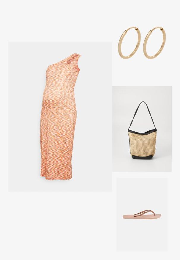 En-skulder, tætsiddende midi-kjole i et tekstureret orange og hvidt zigzag-mønster, der har en sideslids for nem bevægelse.; Enkelt lys pink klip-klap sandal med tekstureret sål og metalliske roseguld Y-formede remme på en ensfarvet baggrund.; Vævet stråtaske med en naturlig tekstur, accentueret af en sort kunstlæderkant og skulderrem; åben-top design.; Guldøreringe med en glat, poleret overflade. Rund form, mellemstor, med en sikker lukkemekanisme.