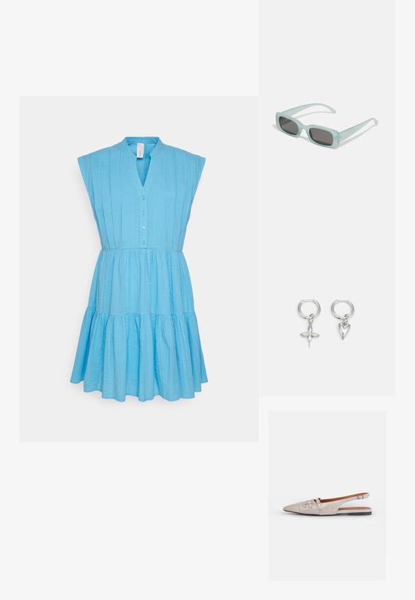 YAS YASBLIS DRESS - Denné šaty - blue; Svetlosivá lodička so slingback dizajnom a špicatou špičkou, vyrobená z mäkkej semišovej textúry, so siedmimi dekoratívnymi prackami a nízkym plochým podpätkom.; Párik obdĺžnikových slnečných okuliarov s svetlomodrými priehľadnými rámami a tmavosivými sklami, s rovnými stranami a minimálnymi hardvérovými detailmi.; Strieborné kruhové náušnice s príveskom v tvare kríža a srdca. Hladký, lesklý povrch s lešteným dokončením. Každý prívesok visí na bezpečnej slučke.